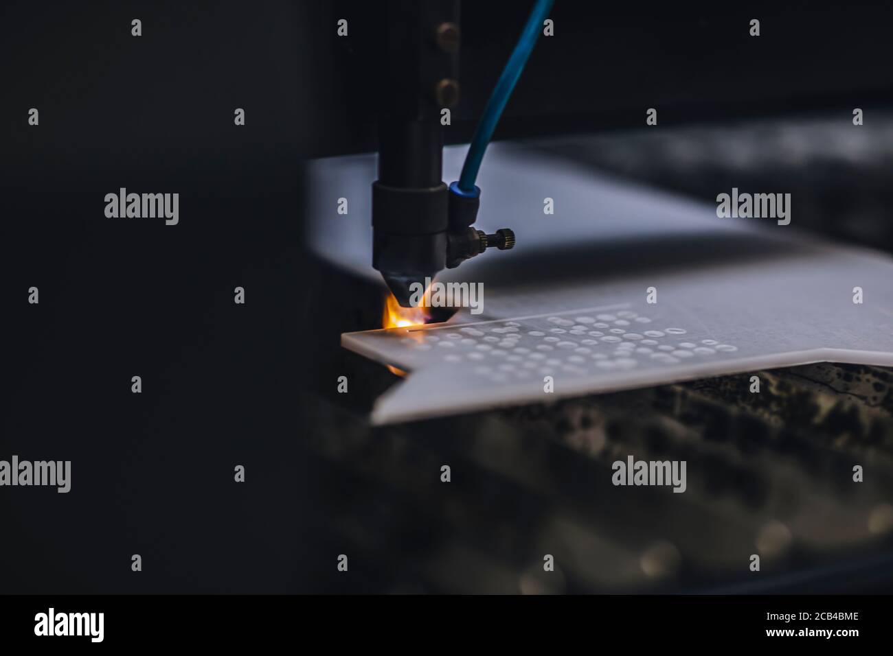 Macchina di taglio laser automatica e autoperante durante il processo. Foto Stock