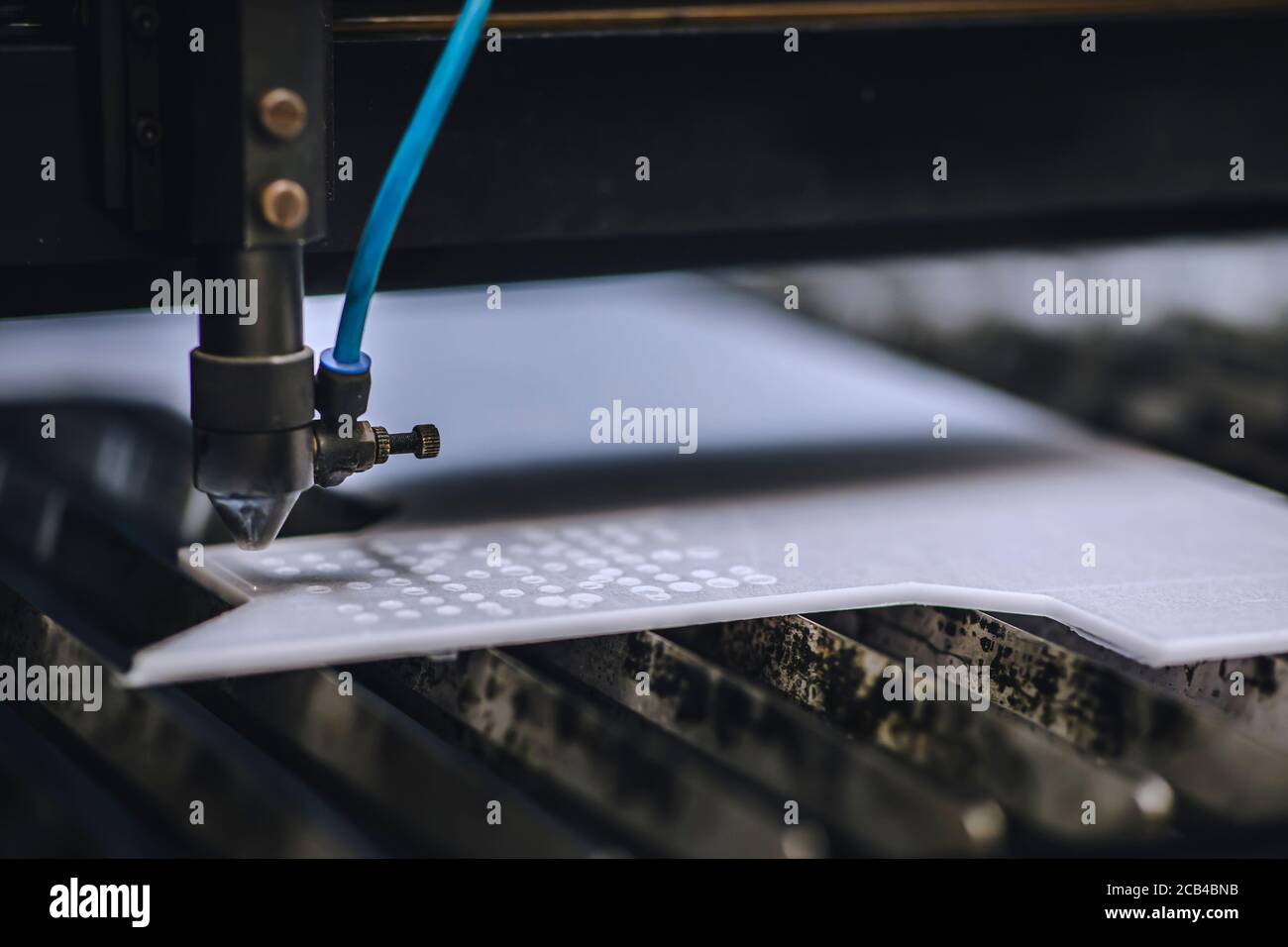 Macchina di taglio laser automatica e autoperante durante il processo. Foto Stock
