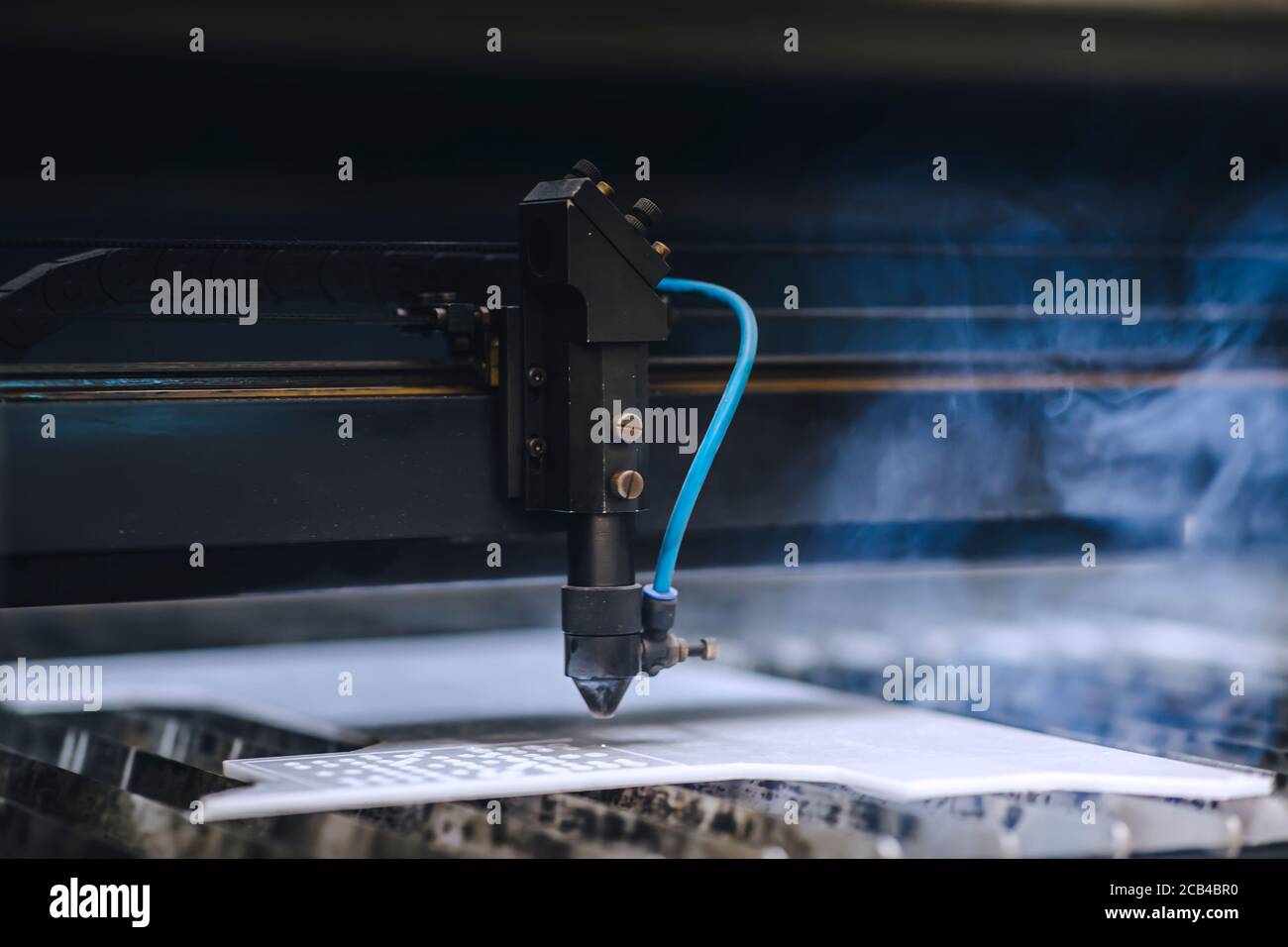 Macchina di taglio laser automatica e autoperante durante il processo. Foto Stock