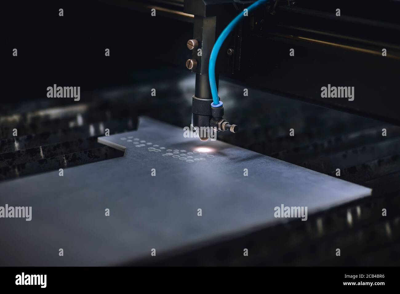 Macchina di taglio laser automatica e autoperante durante il processo. Foto Stock