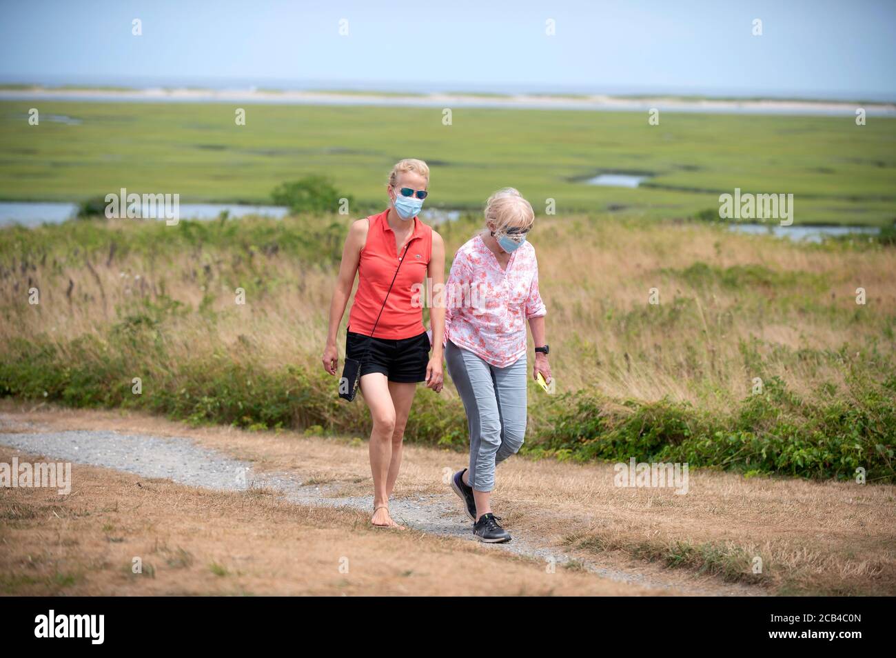 Due donne che camminano lungo un sentiero durante una pandemia. Cape Cod, Massachusetts, Stati Uniti Foto Stock