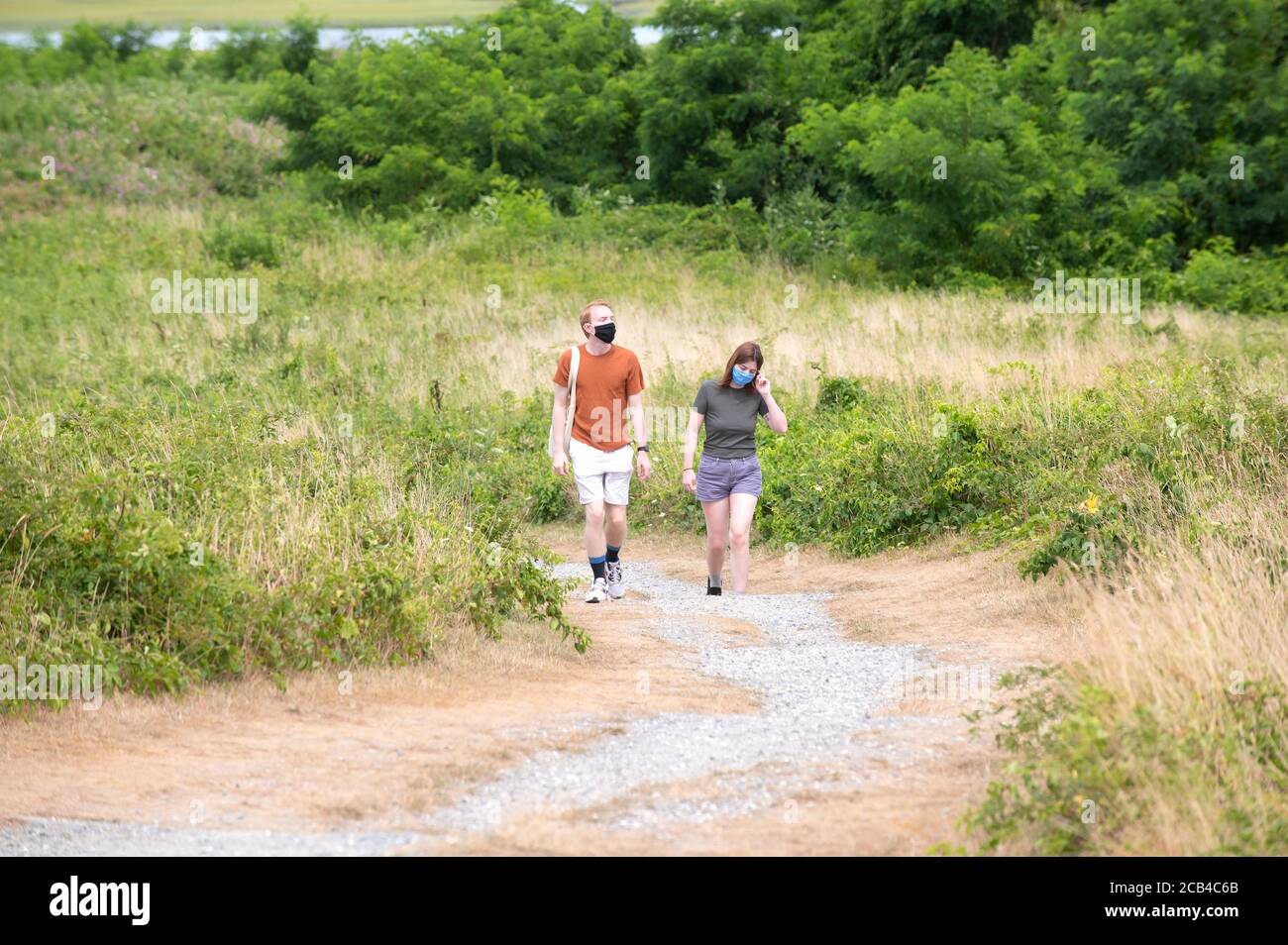Una coppia che cammina un sentiero durante una pandemia. Cape Cod, Massachusetts, Stati Uniti Foto Stock