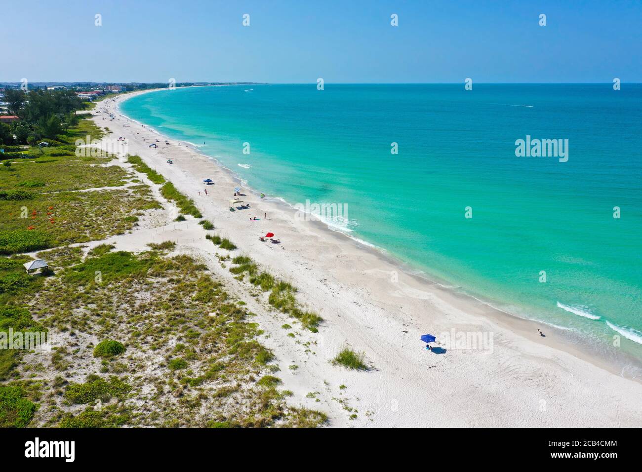 Una vista aerea della bellissima spiaggia di sabbia bianca sull'isola di Anna Maria, Florida. Vista a sud lungo l'isola da Holmes Beach. Foto Stock