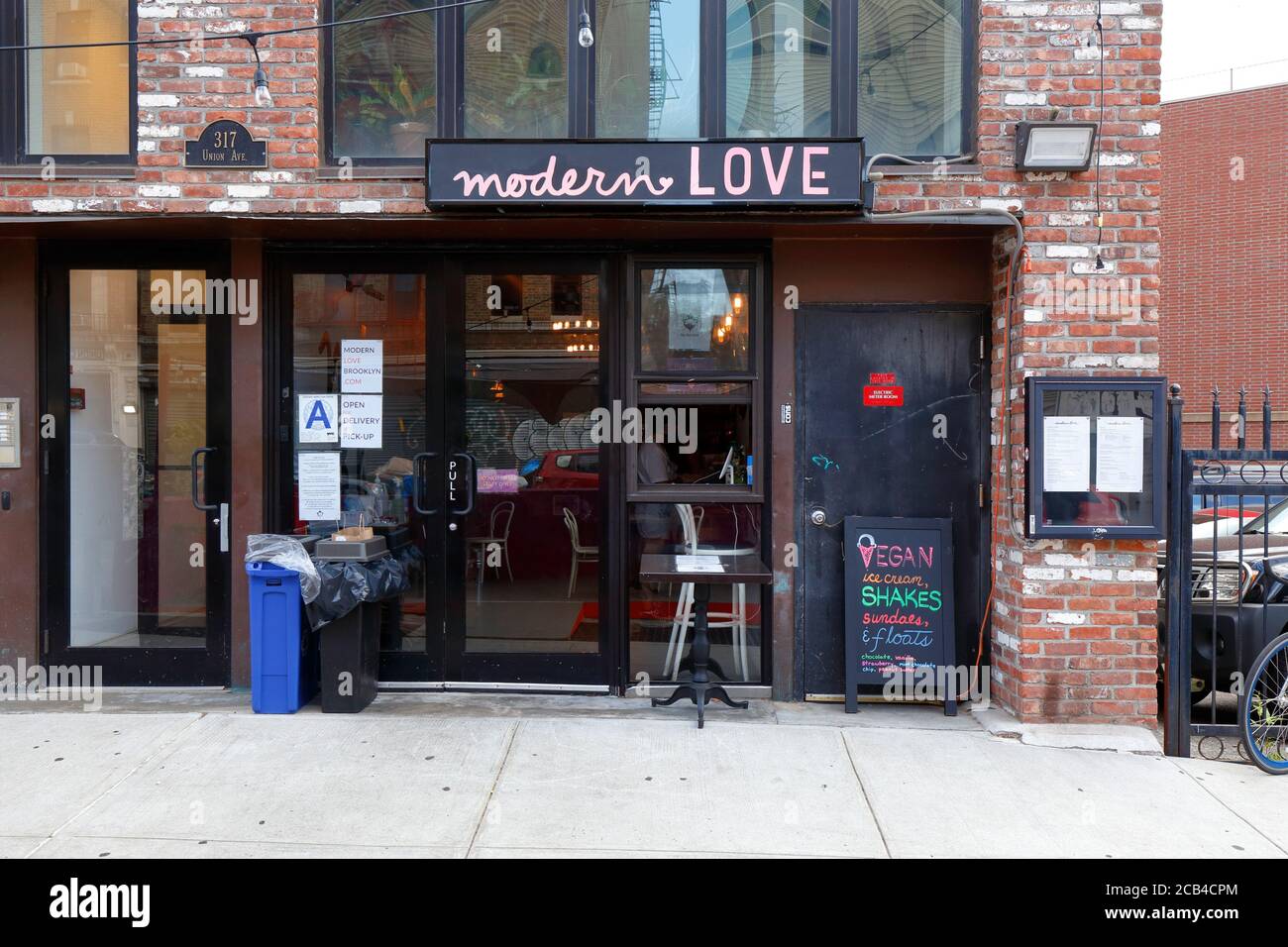 Modern Love, 317 Union Ave, Brooklyn, New York. Foto di un ristorante vegano nel quartiere di Williamsburg. Foto Stock