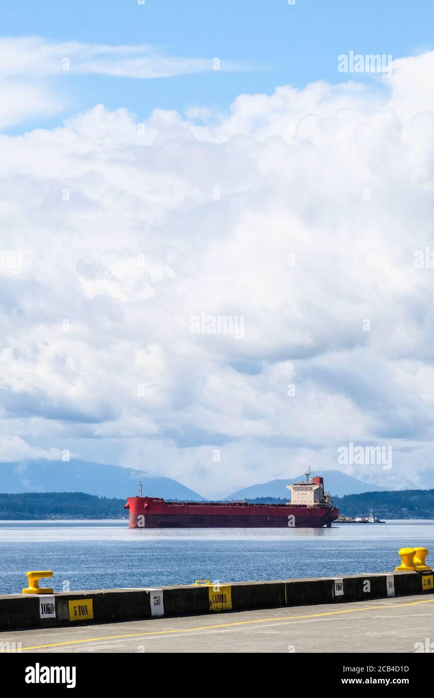 Una nave container dell'oceano Rosso ancorata a Elliot Bay Fuori Seattle Foto Stock