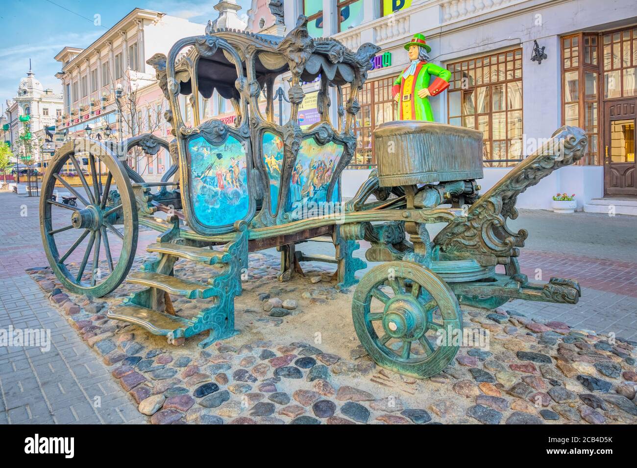 Scultura in carrozza su Bauman Street nel centro di Kazan, Russia. Una copia del trasporto in cui Caterina II visitò Kazan nel 1767. Foto Stock