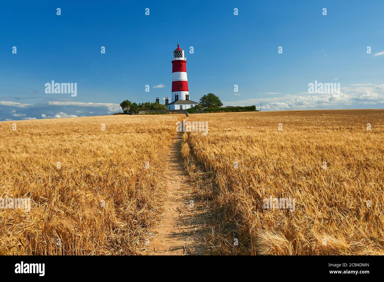 Happisburgh, Norfolk, il faro a strisce rosse e bianche contro un cielo blu Foto Stock