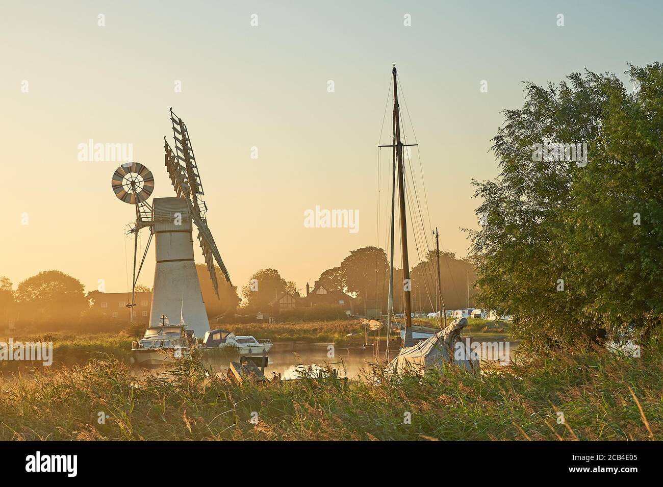 Mulino a vento Thurne Dyke drenante nel Norfolk Broads all'alba Foto Stock