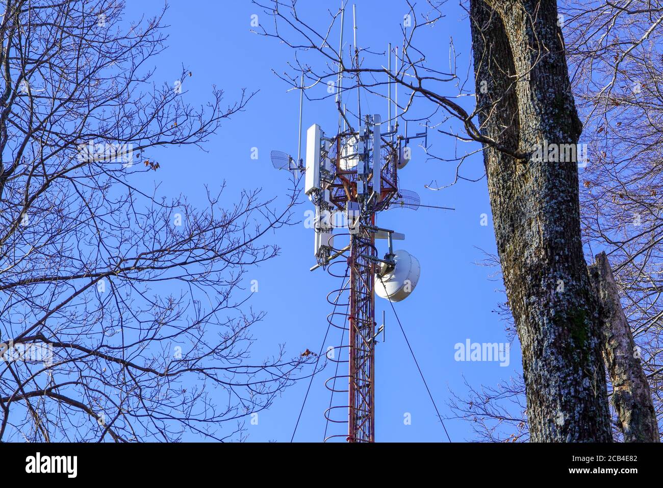 Torre di telecomunicazioni di cellulari 4G e 5G. Trasmettitore antenna di comunicazione wireless. Foto Stock