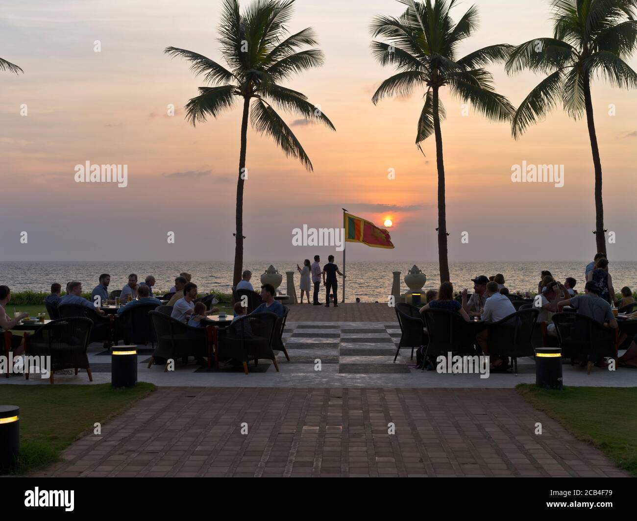 dh Galle Face Hotel COLOMBO CITY SRI LANKA Hotel cocktail serali tavoli guardando il sole che scende tramonto cielo set Foto Stock