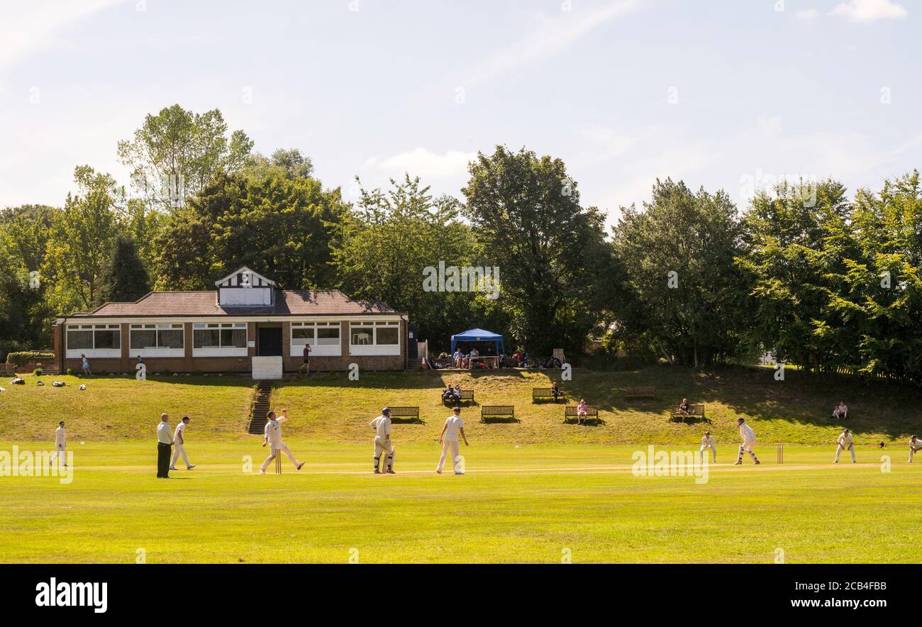 Giocare a cricket al Durham City cricket club, Co. Durham, Inghilterra, UK Foto Stock