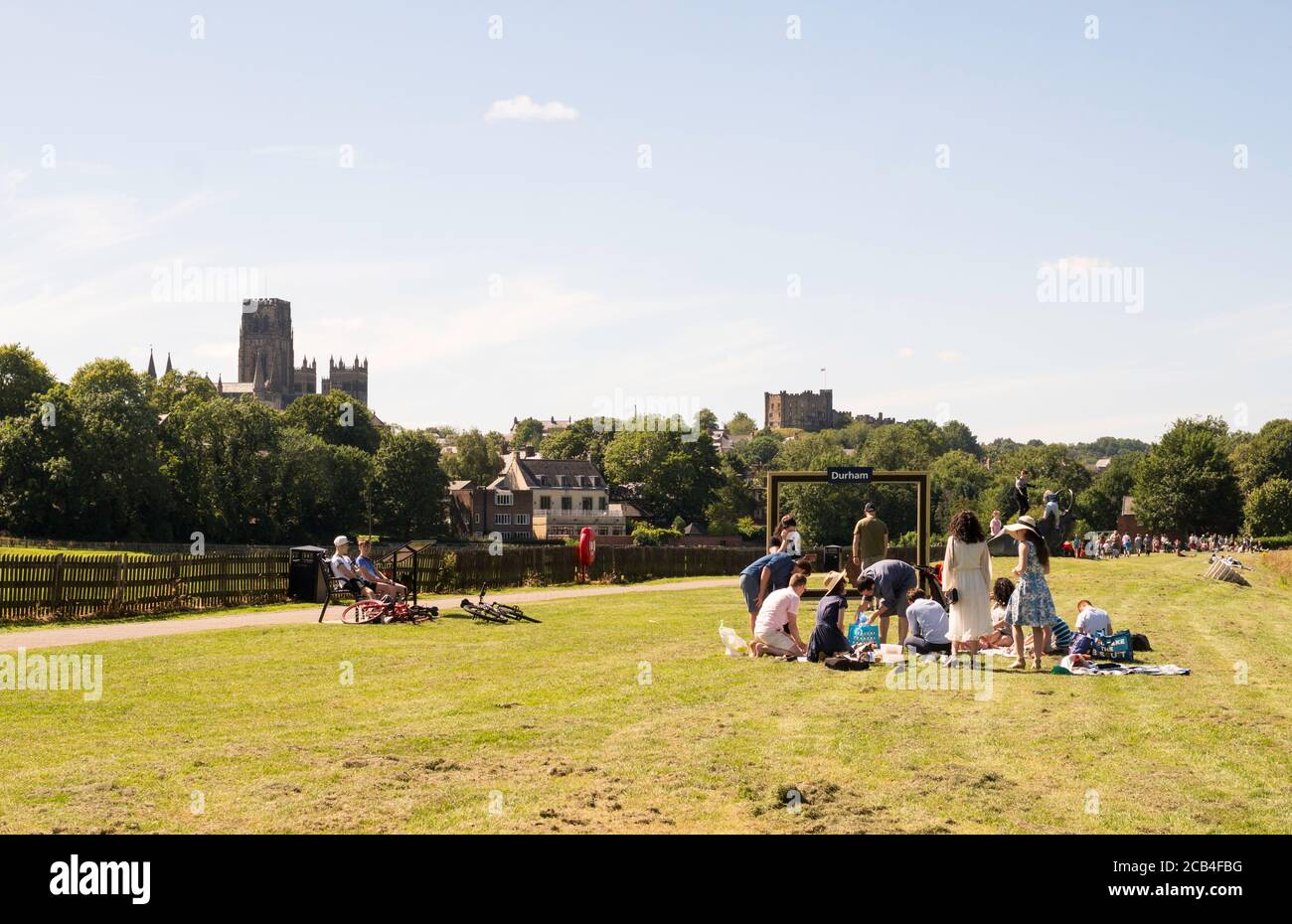 Persone che hanno un picnic a Durham Riverside, Durham City, Co. Durham, Inghilterra, Regno Unito Foto Stock