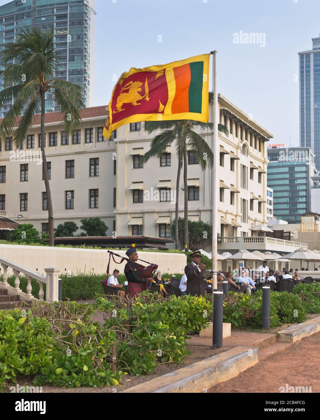 dh Galle Face Hotel COLOMBO CITY SRI LANKA Hotel sera Abbassamento della bandiera dello Sri Lanka con il bagpiper Foto Stock