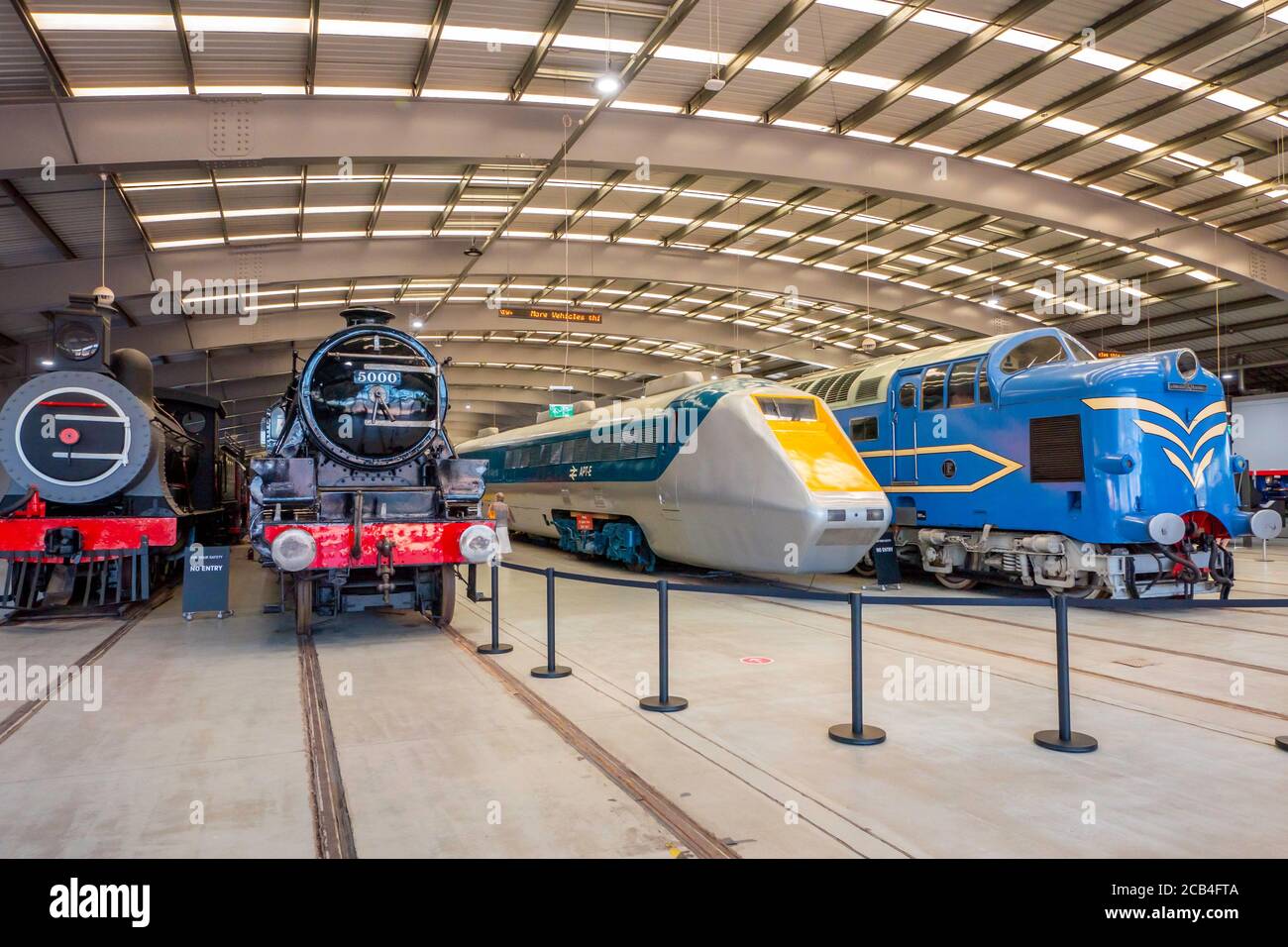 All'interno dell'ingresso del Museo NRM Lcomotion una serie di quattro locomotive linee ferroviarie sudafricane numero 790 LMR n. 5000 l'APT-e e un Deltic Foto Stock