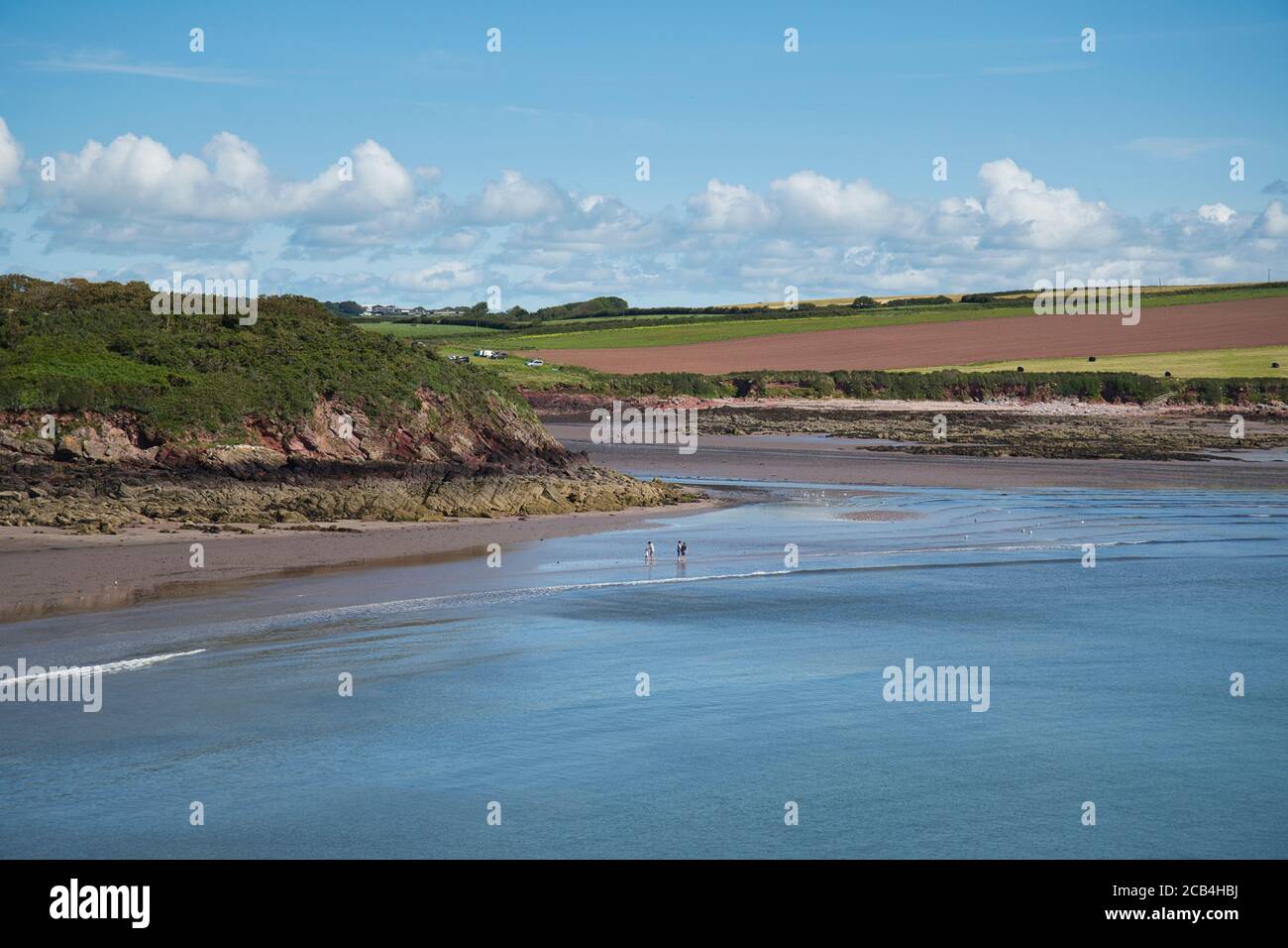 La costa di Pembrokeshire da Little Castle Head, guardando verso Herbrandston e Sandyhaven pill. Molte famiglie si godono la spiaggia tranquilla. Foto Stock