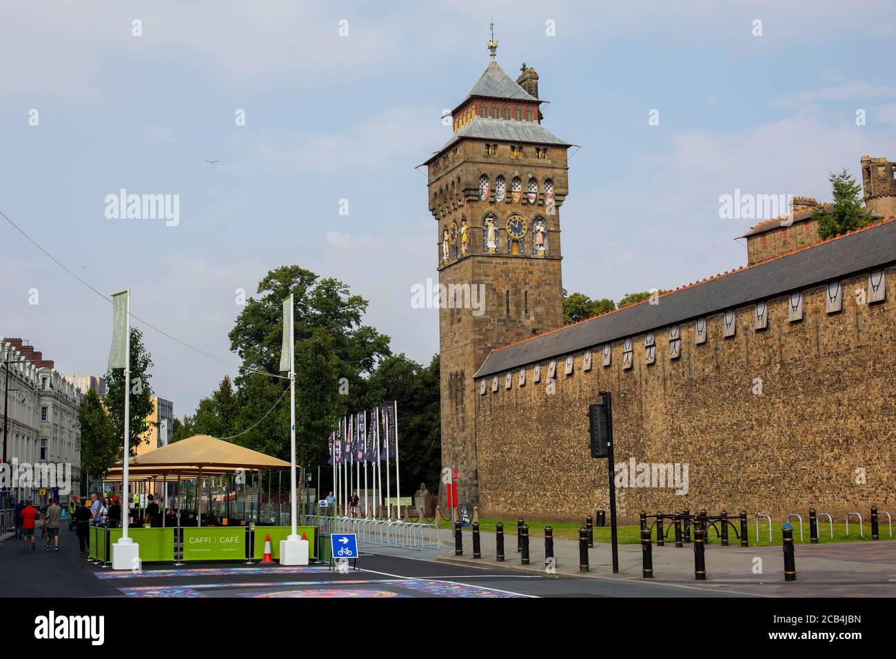 Il nuovo quartiere dei caffè fuori dal Castello di Cardiff, agosto 2020. Foto Stock