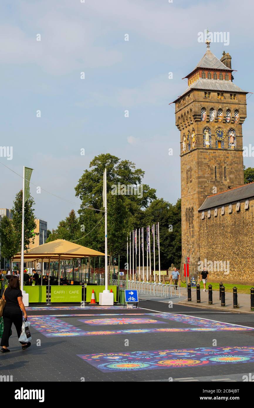Il nuovo quartiere dei caffè fuori dal Castello di Cardiff, agosto 2020. Foto Stock