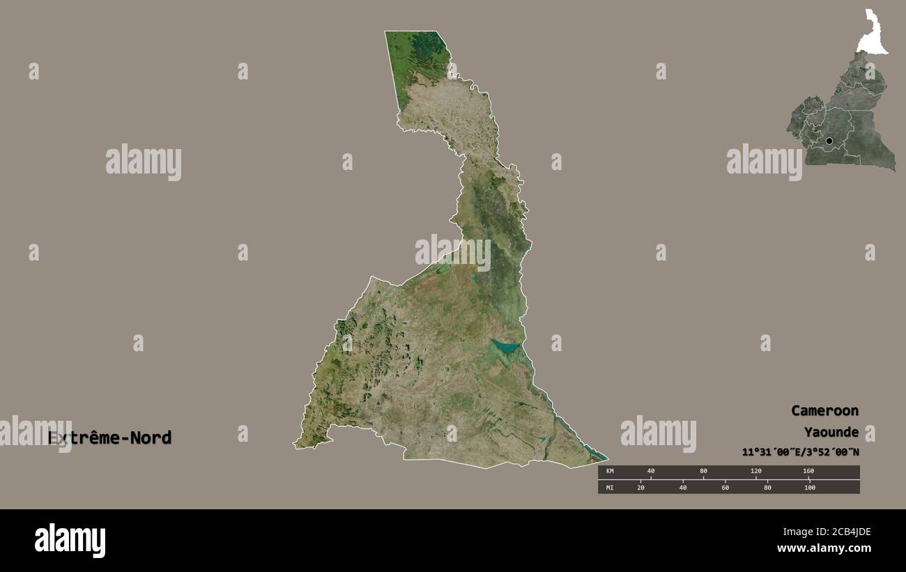 Forma di Extrême-Nord, regione del Camerun, con la sua capitale isolata su solido sfondo. Scala della distanza, anteprima della regione ed etichette. Immagini satellitari Foto Stock