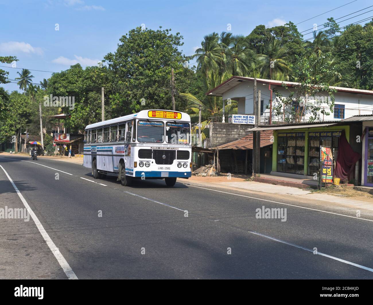 dh strada principale KANDY A COLOMBO SRI LANKA Leyland ashok Bus blu locale trasporto pubblico paese rurale sri lankan autobus viaggi asiatici Foto Stock