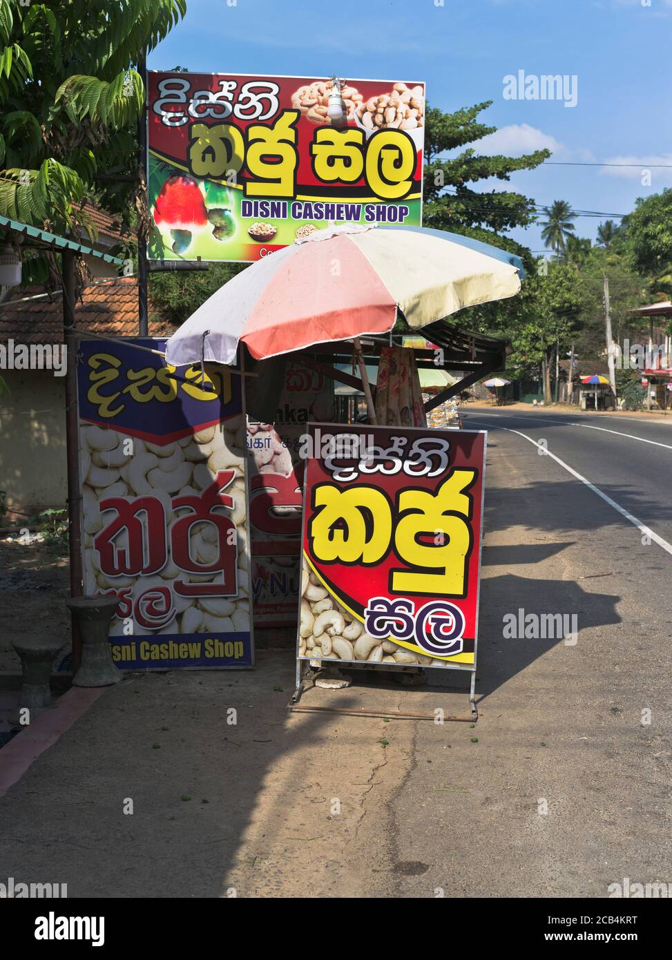 dh Kandy a Colombo strada principale NEGOZIO SRI LANKA Sri Lankan strada negozi lato strada vendita di noci di anacardi Foto Stock