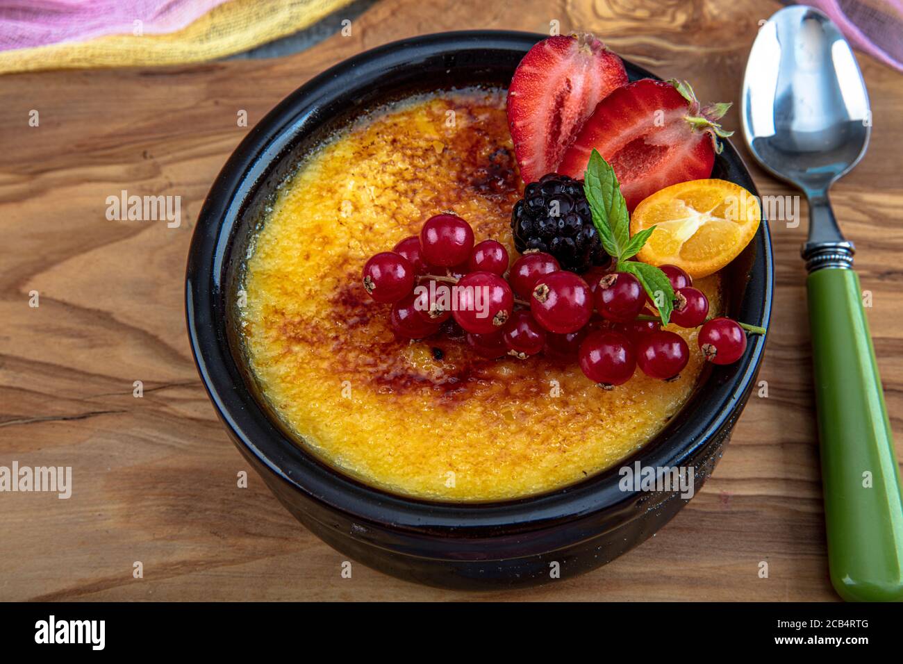 Cucina turca varietà di dessert. Muhallebi / Pudding fatto in casa. Budino di riso al forno latte turco dessert sutlac in casseruola di terracotta con foresta f Foto Stock