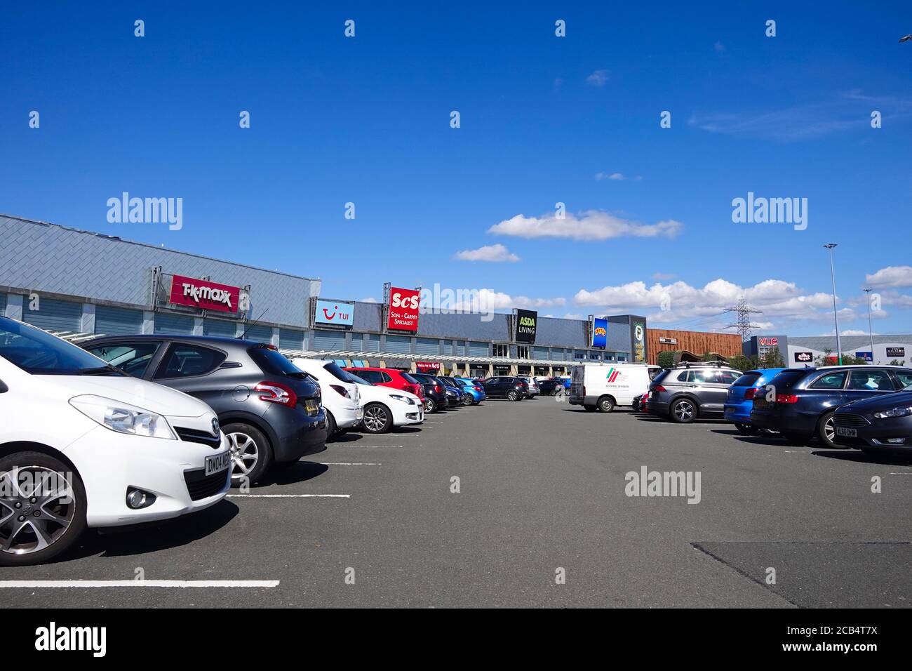Parcheggio e negozi al centro commerciale Glasgow Fort Foto Stock