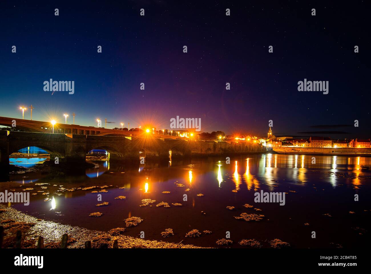 Berwick Upon Tweed, la città più settentrionale dell'Inghilterra con Comet Neoswise nelle prime ore del mattino. Foto Stock