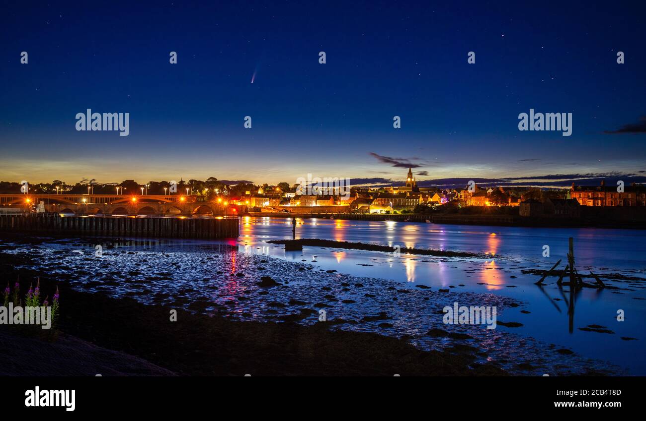 Berwick Upon Tweed, la città più settentrionale dell'Inghilterra con Comet Neoswise nelle prime ore del mattino. Foto Stock