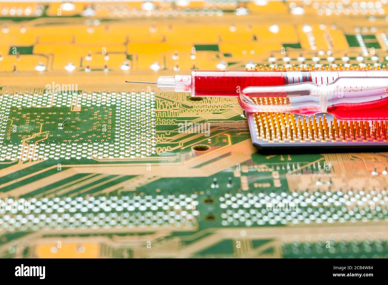 Tecnologia di rete neurale e impianto di intelligenza artificiale, CPU a microprocessore con piedini di contatto giace su scheda a circuito stampato in silicone con s. Foto Stock