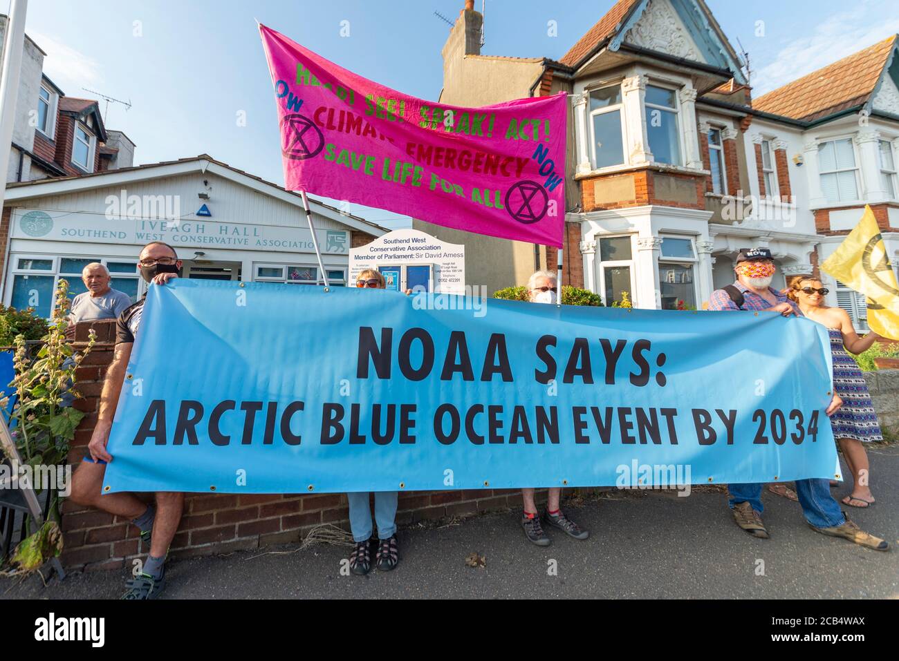 Estinzione la ribellione, filiale di Southend, ha effettuato una protesta contro il cambiamento climatico fuori dall'ufficio conservatore del deputato di Southend West. NOAA mare artico ghiaccio declino Foto Stock