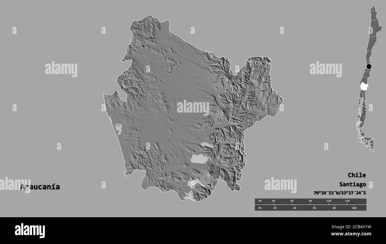 Forma di Araucanía, regione del Cile, con la sua capitale isolata su solido sfondo. Scala della distanza, anteprima della regione ed etichette. Mappa elevazione bilivello. Foto Stock