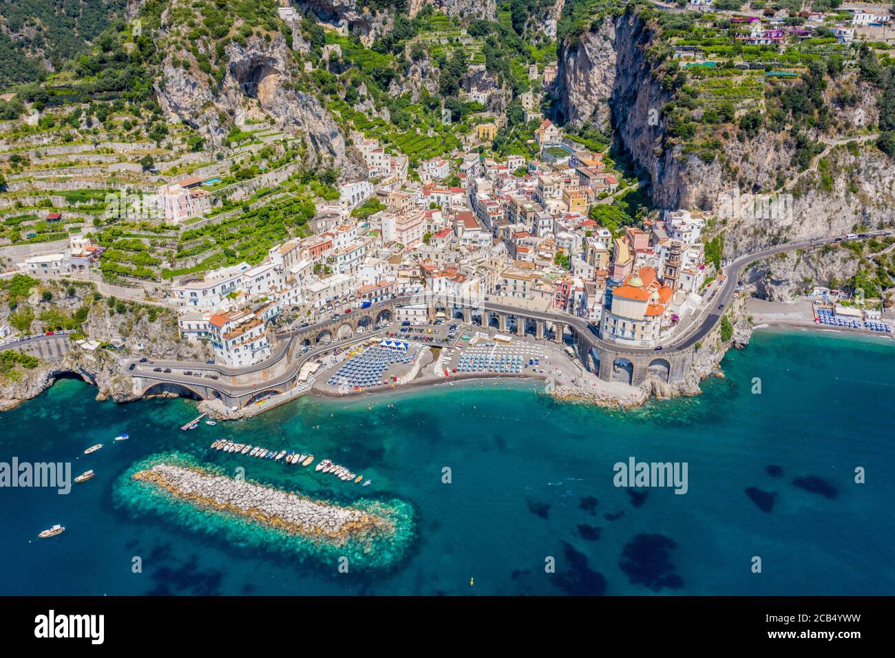 Veduta aerea di Atrani, una piccola cittadina della Costiera Amalfitana in Italia. Foto Stock