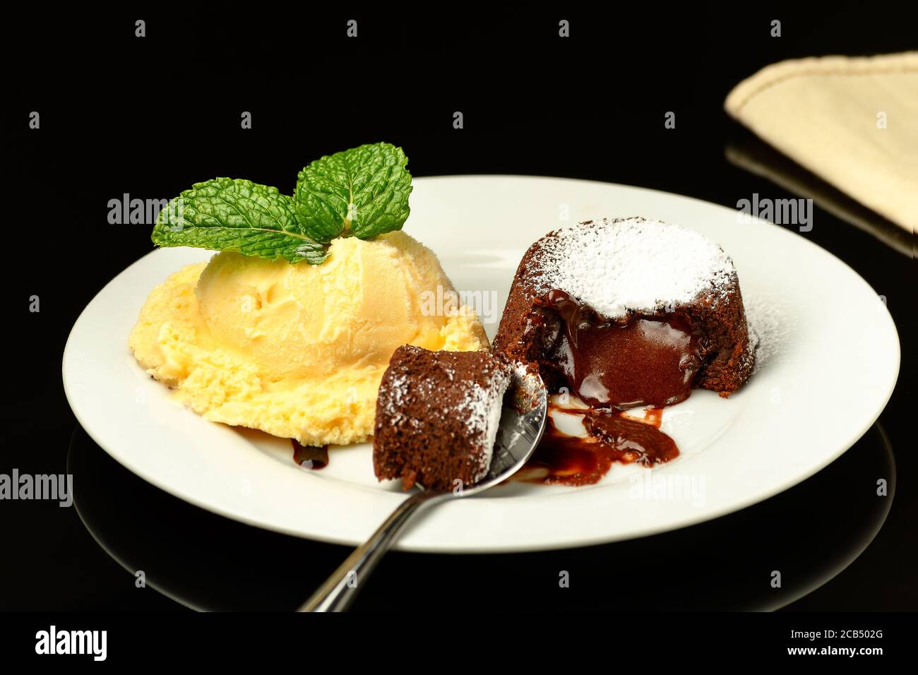 petit gateau di cioccolato amaro con gelato, Foto Stock