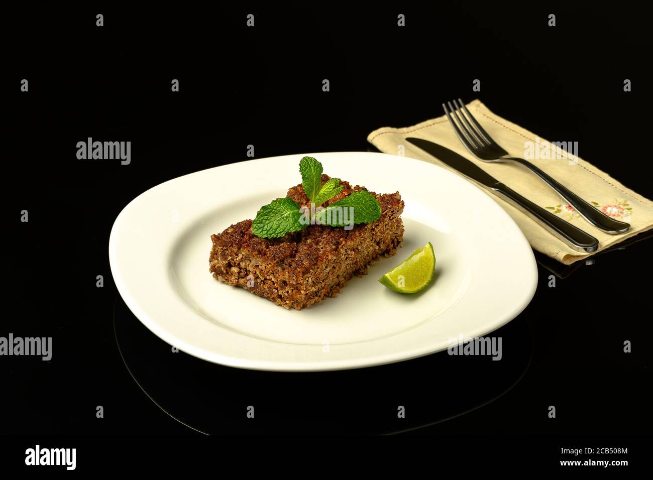 delizioso kibe cotto su un piatto di bronco fotografato in un sfondo nero Foto Stock