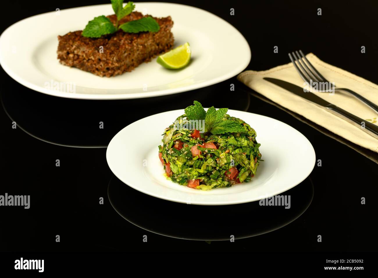 delizioso kibe cotto su un piatto di bronco fotografato in un sfondo nero Foto Stock