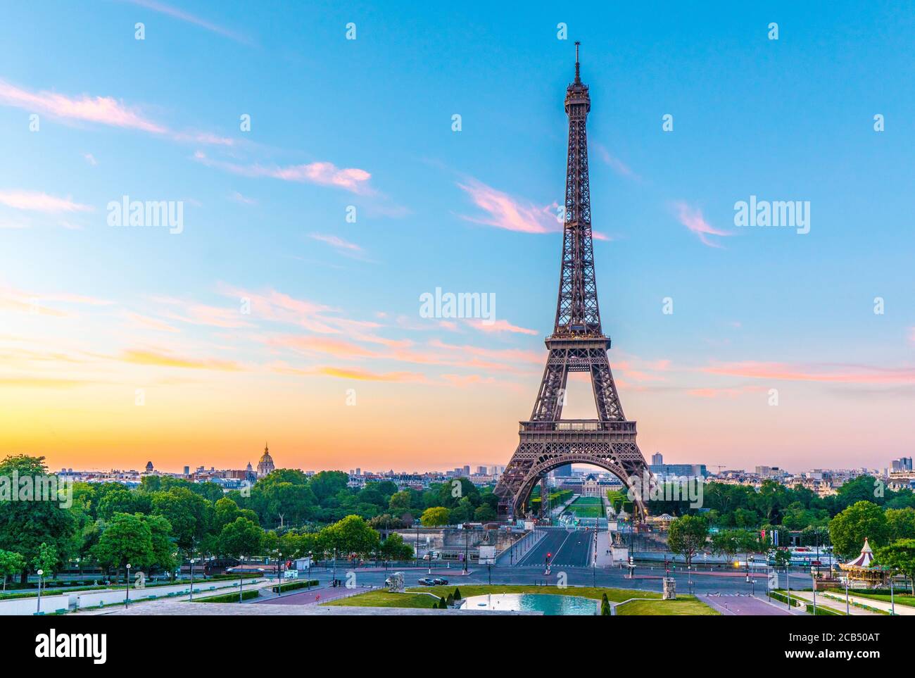 Vista della Torre Eiffel all'alba dai Giardini del Trocadero; Parigi, Francia Foto Stock