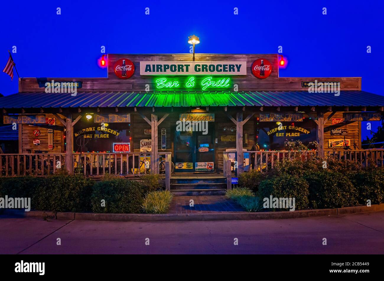 Airport Grocery è raffigurato di notte, 8 agosto 2016, a Cleveland, Mississippi. Il ristorante e' specializzato in cucina Southern Soul e musica blues. Foto Stock