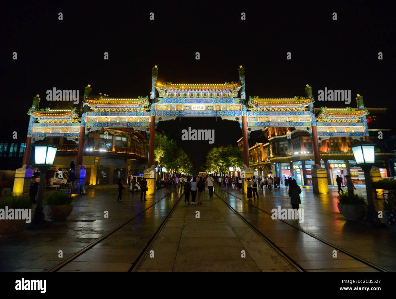Pechino: Arco cinese all'inizio della via Qianmen, di notte. Cina Foto Stock