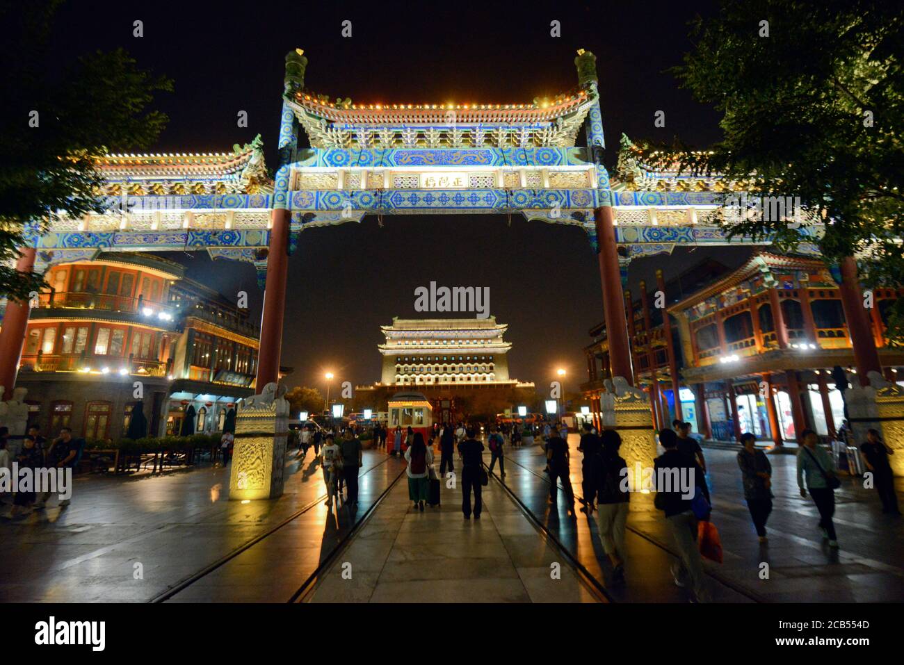 Pechino: Via Qianmen e porta Zhengyangmen. Cina Foto Stock