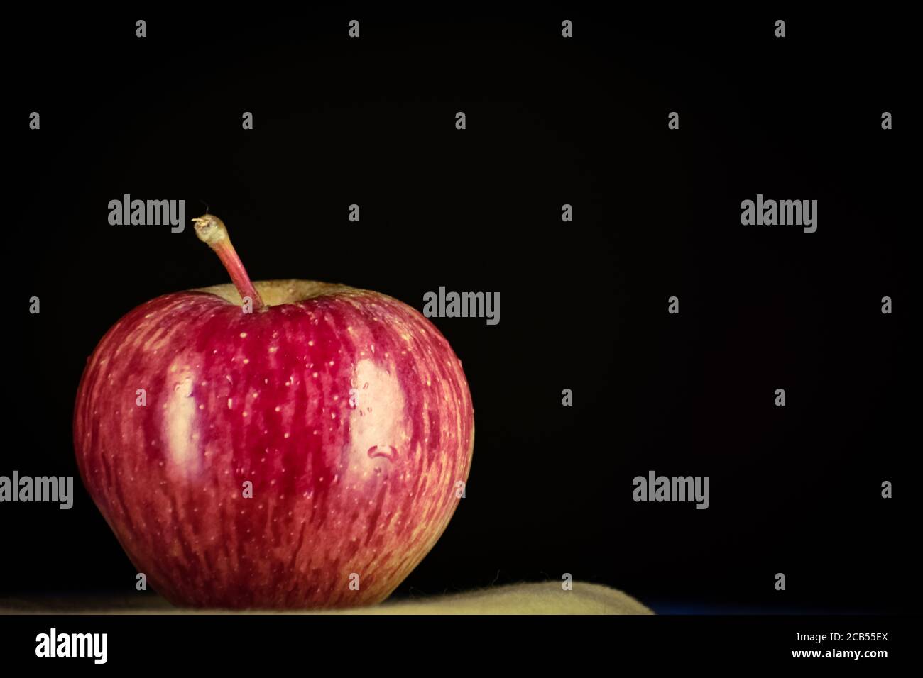 Bella immagine di sfondo di mela con sfondo nero. Foto Stock