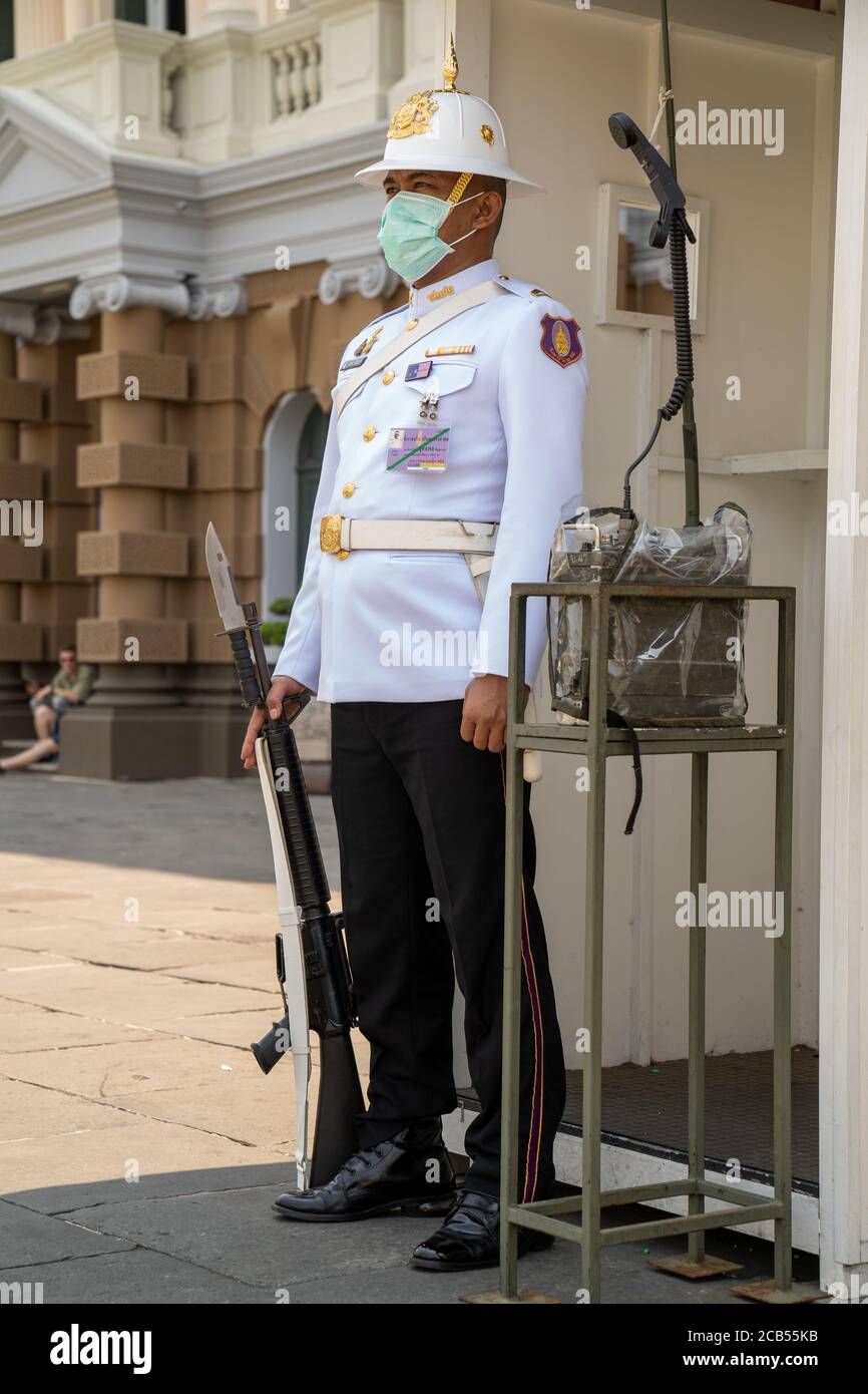 Guardia reale indossando una maschera al Palazzo Smeraldo, Bangkok, Thailandia Foto Stock