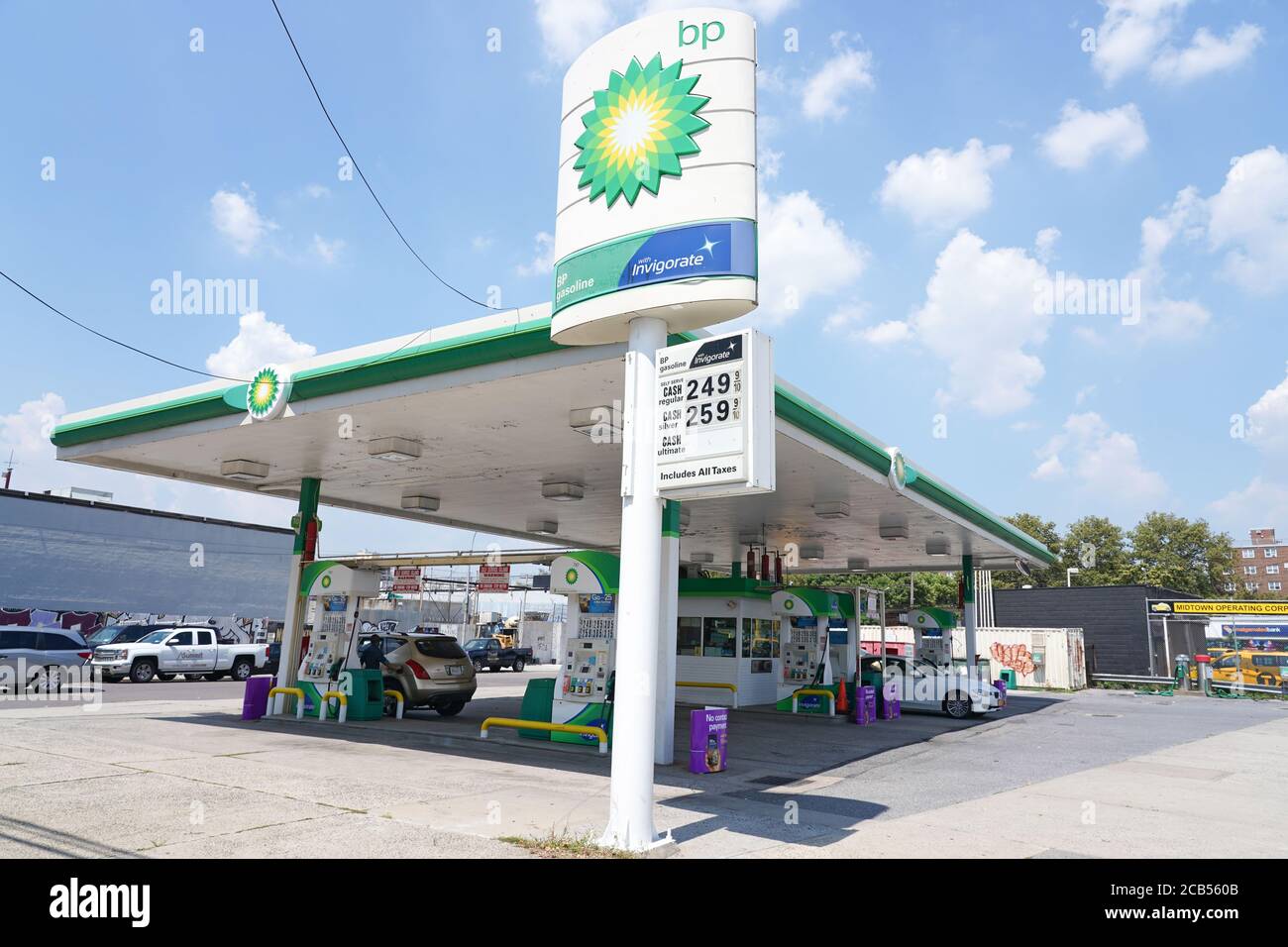 NEW YORK, NY - 10 AGOSTO: Una vista delle stazioni di benzina BP in Queens il 10 agosto 2020 in Queens Borough di New York City. Foto Stock