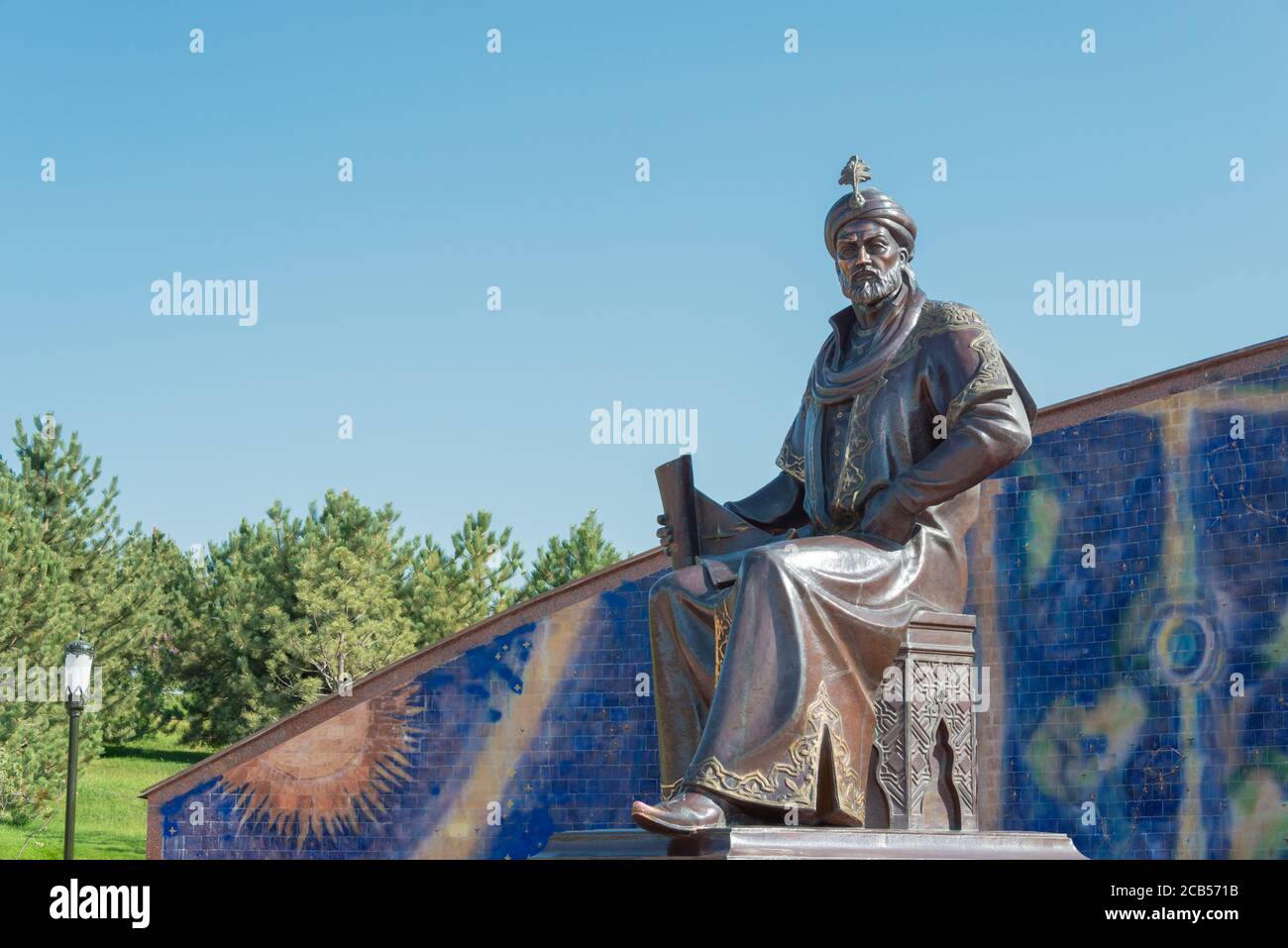 Samarcanda, Uzbekistan - Statua di Ulugo Beg all'Osservatorio di Ulugo Beg a Samarcanda, Uzbekistan. E' parte del Sito Patrimonio Mondiale dell'Umanita'. Foto Stock