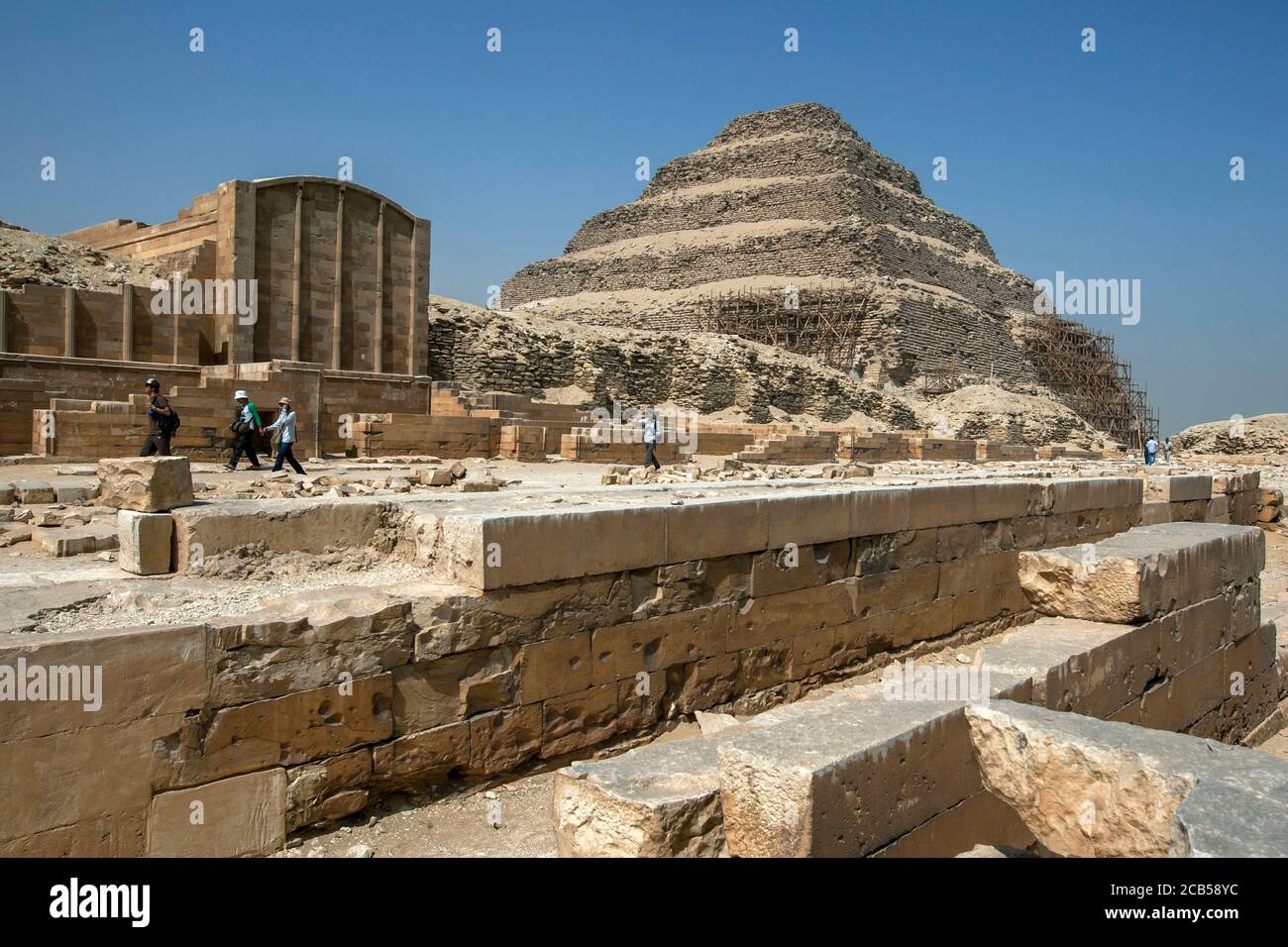 La Piramide a gradoni (Piramide di Djoser) a Saqqara nel nord dell'Egitto. Qui si trovano anche le strutture funerarie del faraone Djoser. Foto Stock