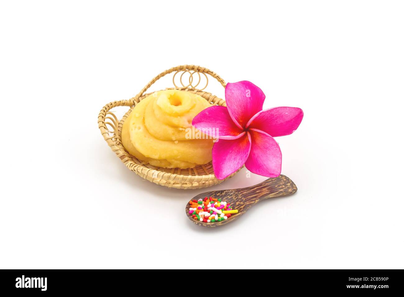 Palma Palmyra (Linn flabellier Borasso) La gelificazione di Palmae o lo zucchero di palma o di cocco, i fiori di frangipani spruzzano lo zucchero e il cucchiaio di legno in rattan Foto Stock