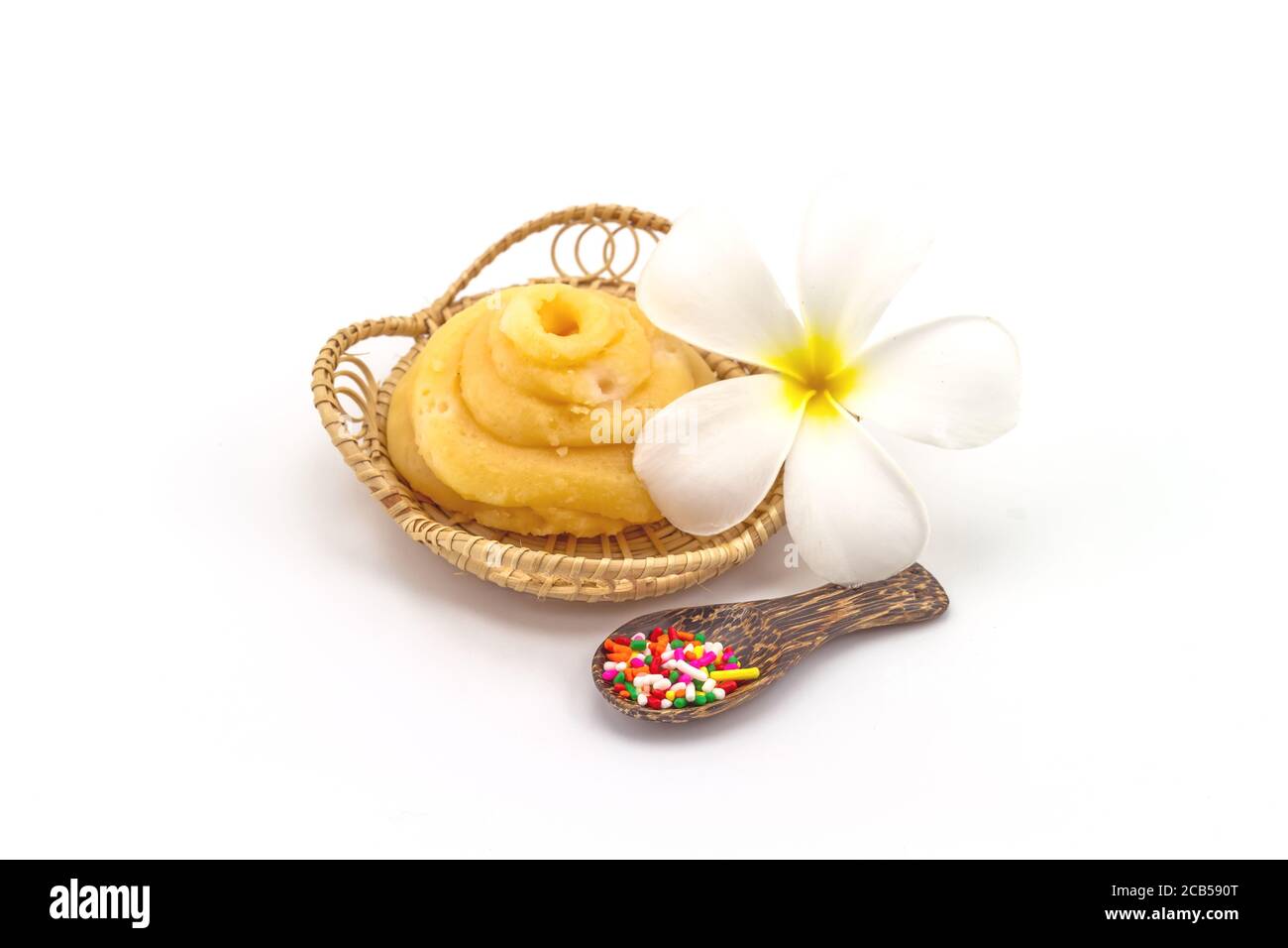 Palma Palmyra (Linn flabellier Borasso) La gelificazione di Palmae o lo zucchero di palma o di cocco, i fiori di frangipani spruzzano lo zucchero e il cucchiaio di legno in rattan Foto Stock