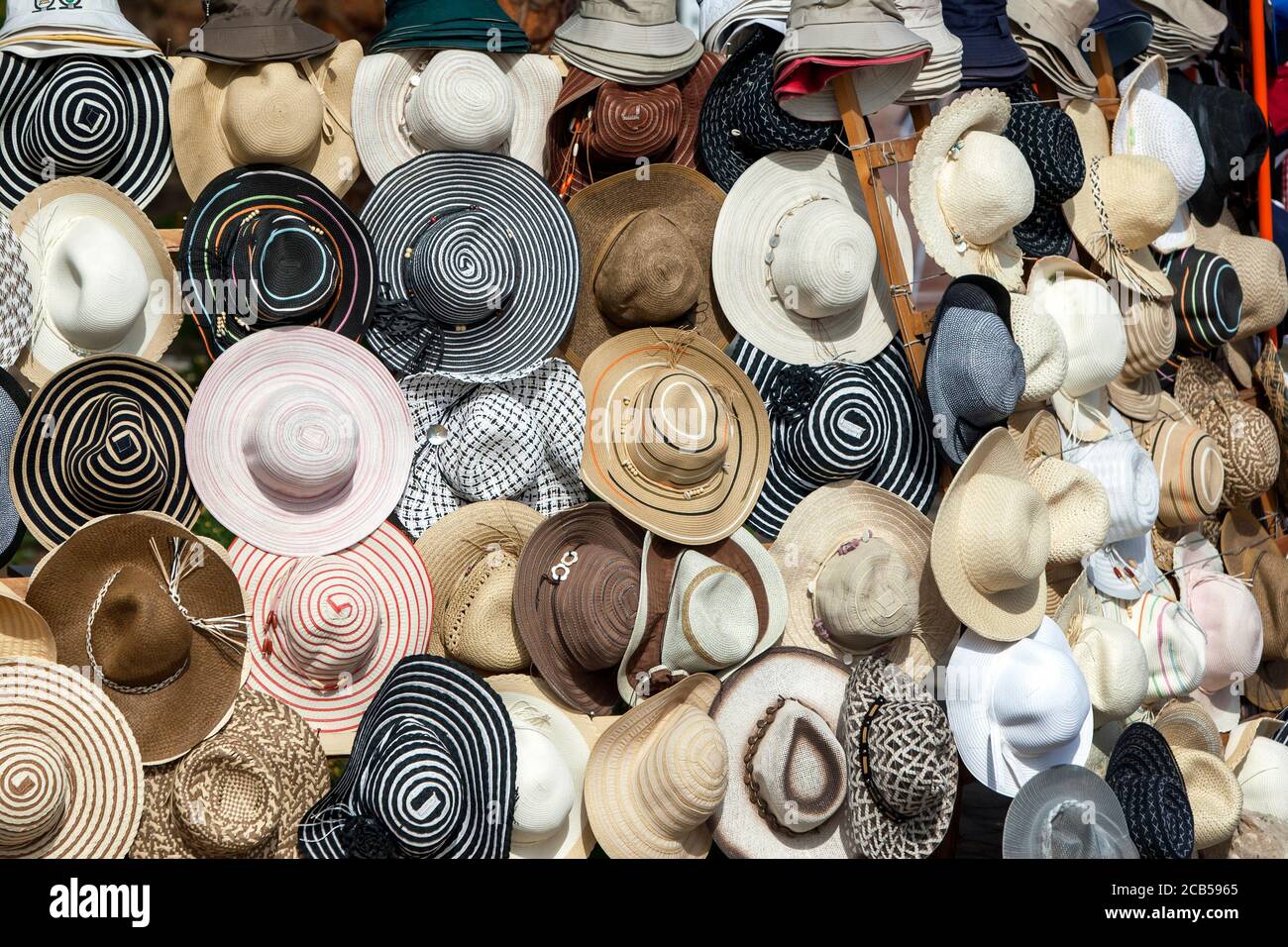Una collezione di cappelli rotondi per la vendita in un mercato turistico a  Luxor in Egitto Foto stock - Alamy