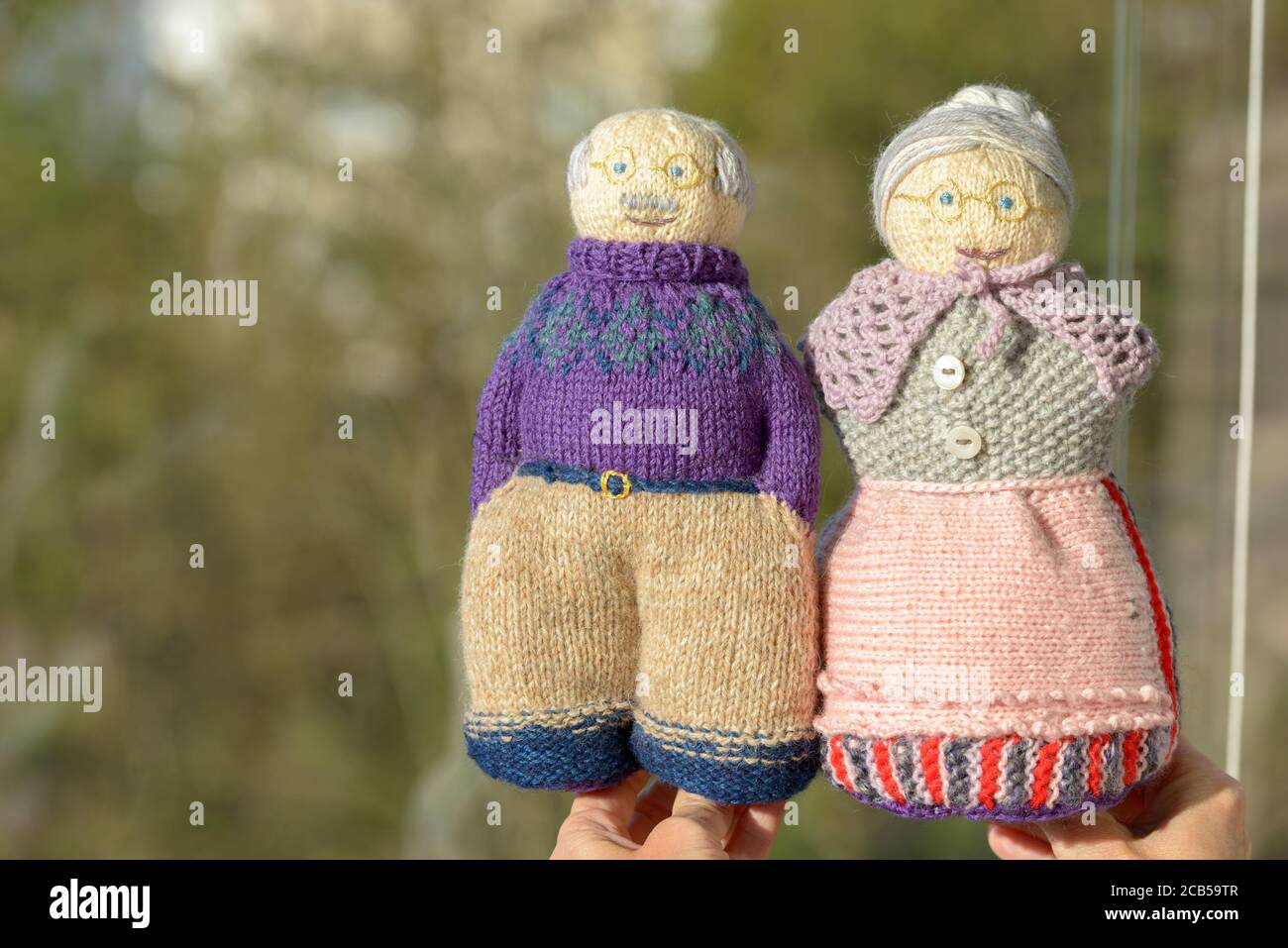 Ritratto di bambole imbottite a maglia e fatte a mano Foto Stock