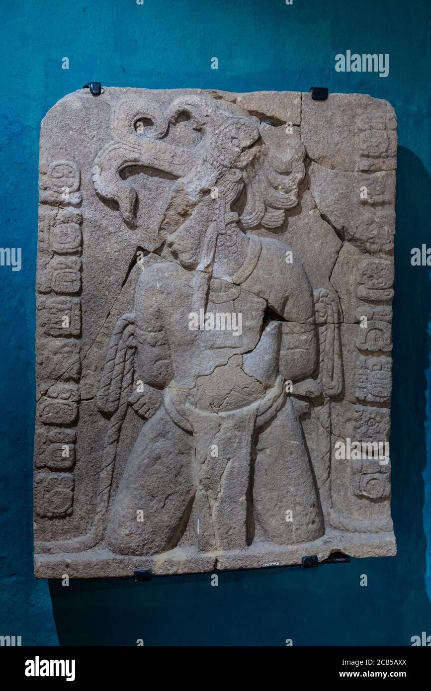 Una tavoletta di pietra scolpita che rappresenta un capo di guerra catturato da Palenque nel museo alle rovine della città maya di Tonina, vicino a Ocosingo, Messico. Foto Stock