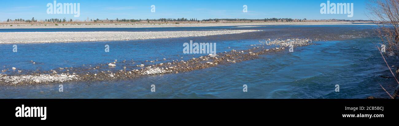 Scene di campagna della Nuova Zelanda: Irrigazione infrastruttura: La fonte di acqua di irrigazione - il fiume Waimakariri. Foto Stock